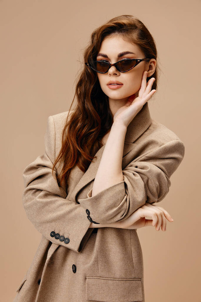 retrato de mujer con gafas y abrigo vista recortada modelo de pelo ondulado - Foto, Imagen