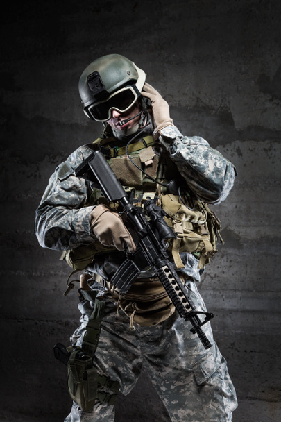 Американський солдат говорити через радіо - Фото, зображення