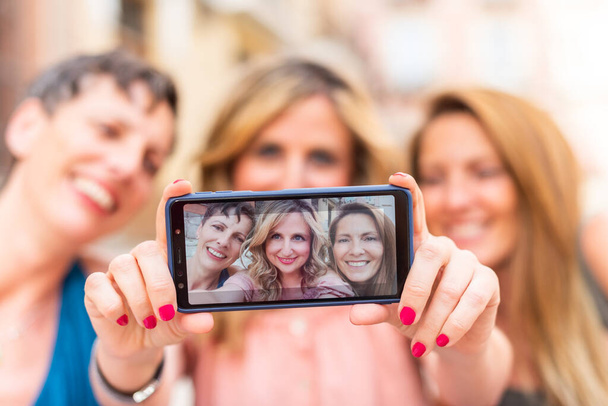 Tři dospělé přítelkyně brát selfie horizontálně - Fotografie, Obrázek