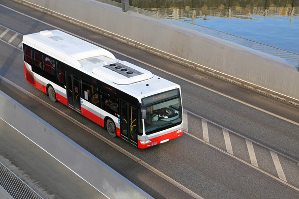 Helyi busz egy hídon Hamburgban - Fotó, kép