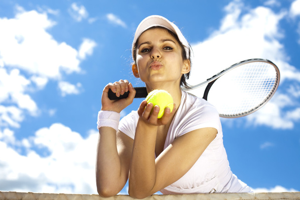 Frau hält Tennisball in der Hand - Foto, Bild