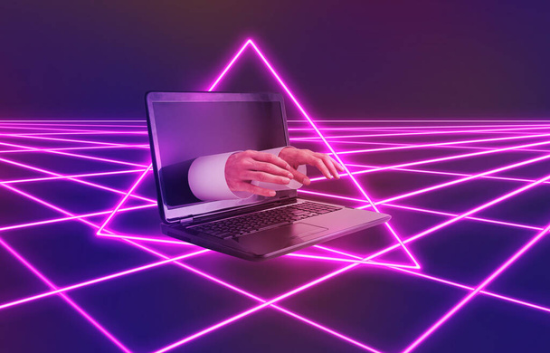 Kannettava tietokone ja miesten kädet vaaleanpunainen neon kolmio. Retro futuristinen, sosiaalinen etäisyys käsite. Etätyö, sähköinen kaupankäynti, virtuaaliset liiketoimet, verkko-opetus tai sosiaalisen verkoston idea. Höyryaalto esteettinen. - Valokuva, kuva