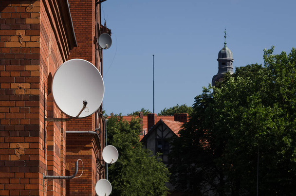 TELEVISIÓN SATÉLITE - Antenas en la fachada de un edificio clásico  - Foto, imagen