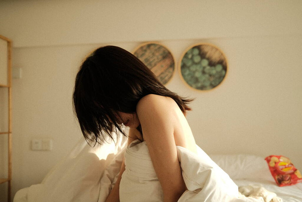 young woman lying on bed with her eyes closed - Foto, Imagem