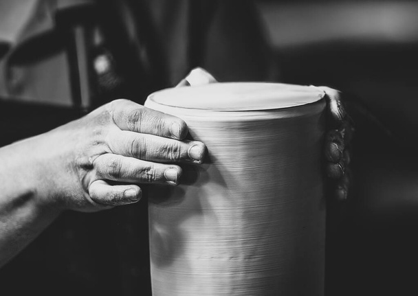 ženské ruce tvoří vázu z hlíny, jak se točí na hrnčířském kole - Fotografie, Obrázek