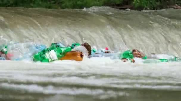 Horská řeka je znečištěna plastovými láhvemi. - Záběry, video