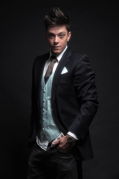 Casual stijlvolle jonge business man dragen donkere blauwe gestreepte jack - Foto, afbeelding