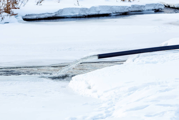 Kayak pistinin üretiminden nehre akan su yapay kar yapan makineden çekiliyor. - Fotoğraf, Görsel