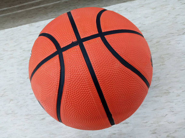 Einzelne neue Basketball auf weißem Zementboden Hintergrund für Archivfoto, Spiel, Team, Sportgeräte - Foto, Bild