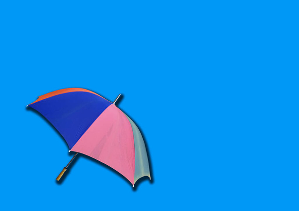 Nahaufnahme, einzelne Regenbogen-Regenschirm isoliert auf weißem Hintergrund für Archivfoto oder Design, invesment, Geschäft, Sommer-Konzept - Foto, Bild