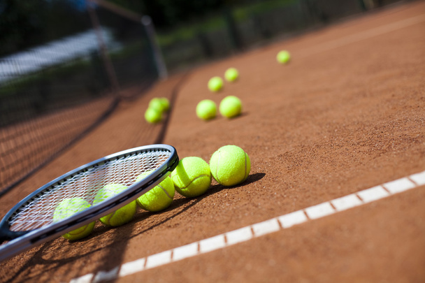 tenisz labdák sorban fekvő - Fotó, kép