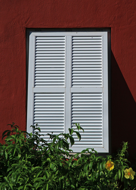 Nyitott ablak redőnyök - piros - Fotó, kép