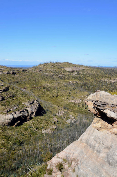 LEURA, AUSTRALIA - Jul 21, 2021: A vertical view of the Blue Mountains from Butterbox Point near Mount Hay, Australia - Zdjęcie, obraz