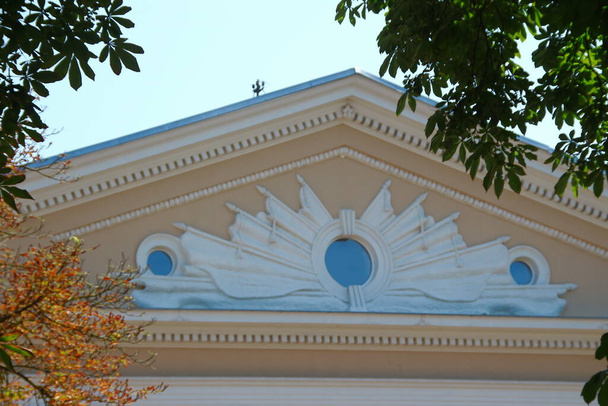 La facciata della Casa della Cultura fu costruita negli anni Cinquanta - Foto, immagini