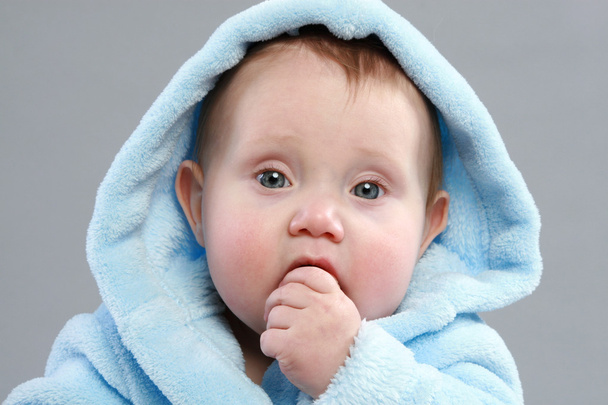 αξιολάτρευτο μωρό αγόρι σε μπλε Μπουρνούζι - Φωτογραφία, εικόνα
