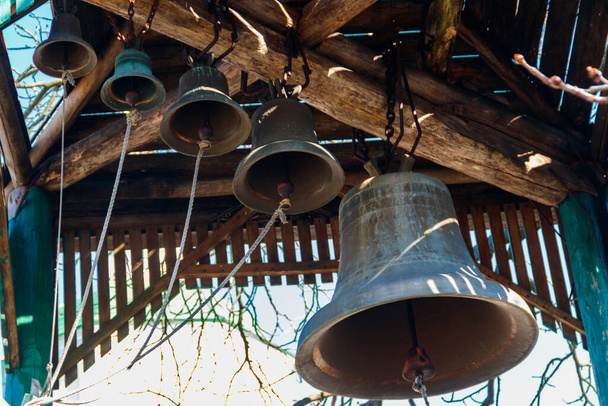 Primer plano de las campanas de la iglesia ortodoxa - Foto, imagen