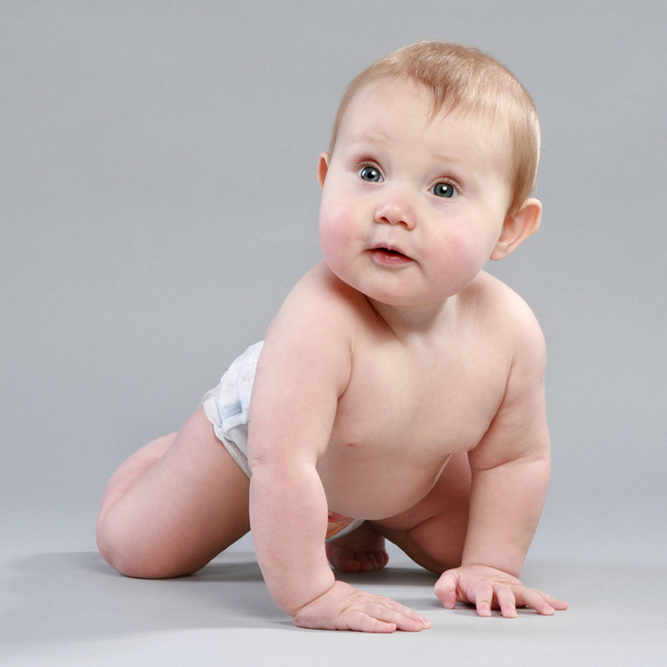 αξιολάτρευτο μωρό σε ένα γκρίζο φόντο - Φωτογραφία, εικόνα