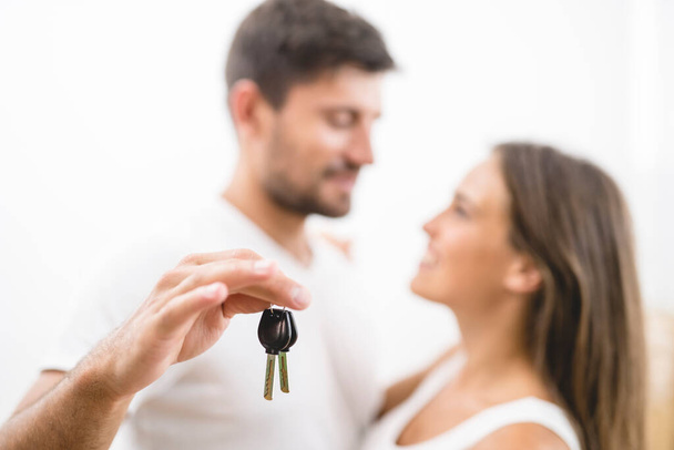 The happy couple hold keys - Foto, Imagem