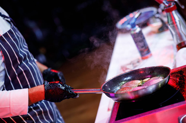 στρείδια σε ένα τηγάνι μαγειρεύει ο σεφ, φωτιά - Φωτογραφία, εικόνα