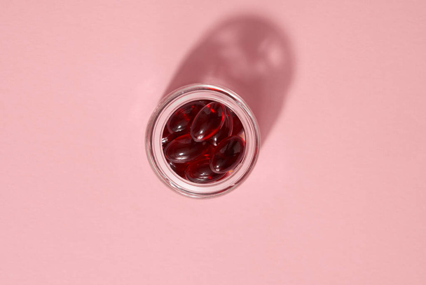 Krill píldoras de aceite o softgels en un frasco de vidrio, vista superior - Foto, imagen