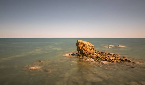 "Charley 's Garden" ist ein Sandsteinmeerstapel in Collywell Bay, Seaton Sluice, Northumberland, und wie die Geschichte erzählt, hat er seinen Namen von der Person, die ihn bewirtschaftete, bevor das Meer schließlich die Felsen, die ihn mit dem Festland verbanden, erodierte. - Foto, Bild