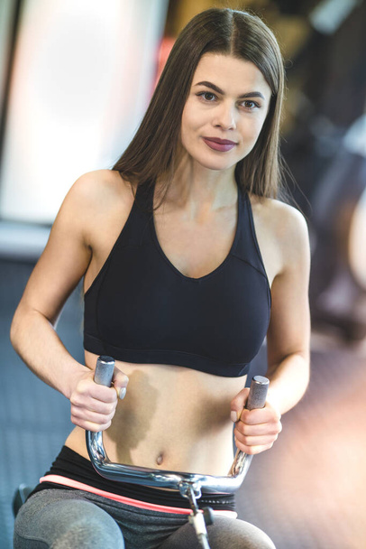 A mulher atlética fazendo exercício no aparelho de treinamento - Foto, Imagem