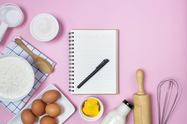 ingredienti alimentari ricetta menu su sfondo rosa - Foto, immagini