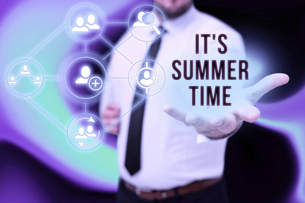 Ручной знак "It S Summer Time". Бизнес-концепция сезона для веселья и волнения наслаждаясь солнечной погодой Gentelman Uniform Standing Holding New Futuristic Technologies. - Фото, изображение