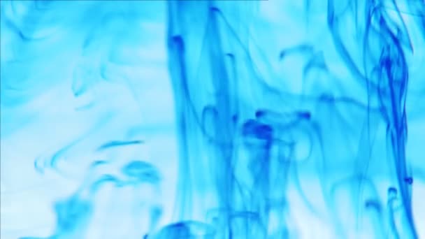 Niebieski farba kolor farba krople w wodzie slow motion wideo z miejsca na ksero. Chmura atramentowa wirująca pod wodą. - Materiał filmowy, wideo