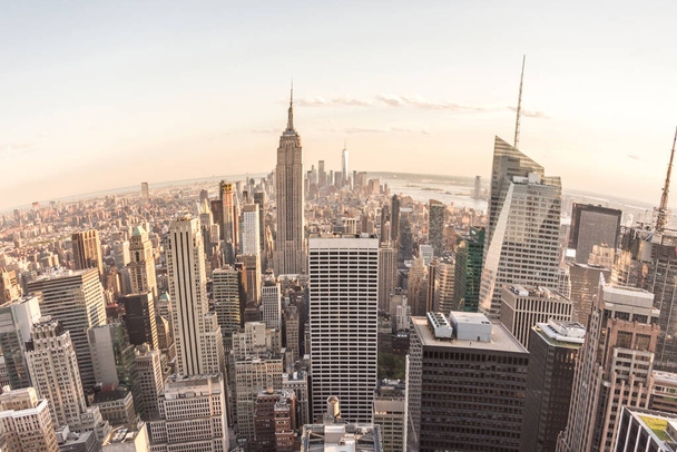 Fisheye luchtfoto van Manhattan in New York City, USA. Skyline panorama bij zonsondergang. Effect van visooglens - Foto, afbeelding