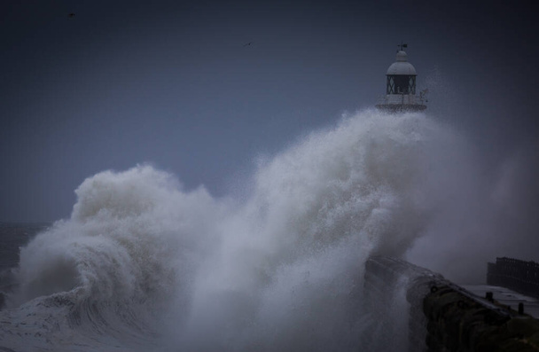 Гигантские волны терзают маяк и северный пир, охраняющий устье Тайна в Тайне, Англия - Фото, изображение