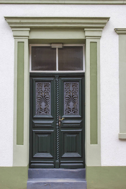 Stare drewniane drzwi domu w niemieckim miasteczku, Issum, Nadrenia Północna-Westfalia - Zdjęcie, obraz