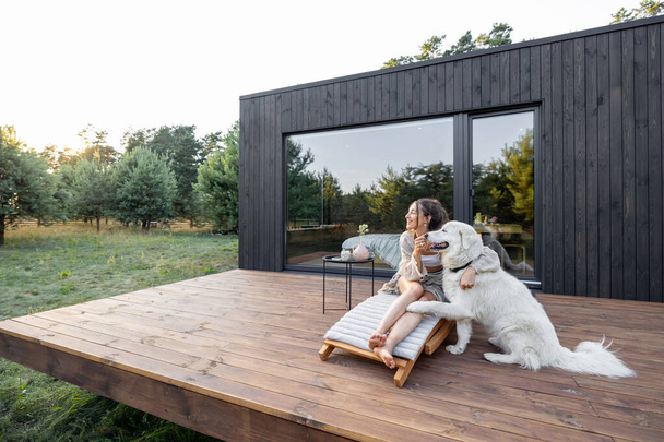 Mujer disfrutar de la naturaleza en casa de campo con mascota - Foto, Imagen