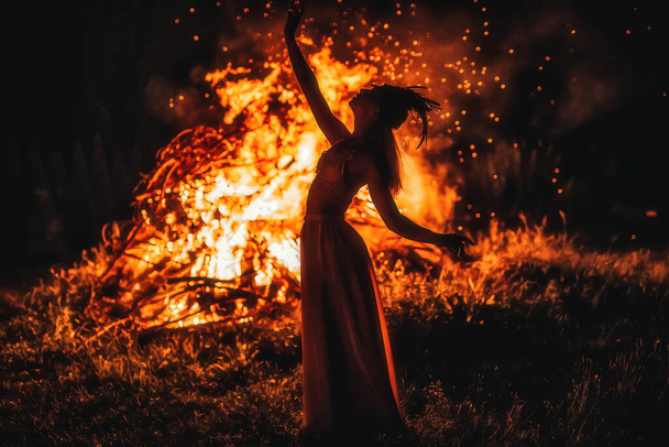 hermosa mujer chamánica bailando junto al fuego. - Foto, Imagen
