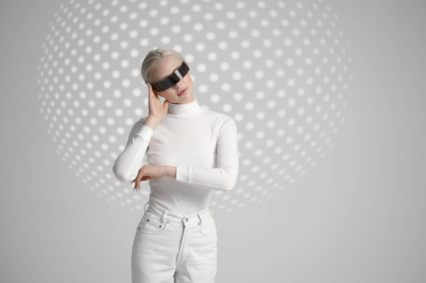 Model in white clothes and futuristic glasses - Foto, afbeelding