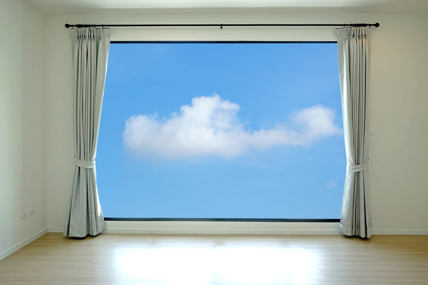 Chambre vide et rideau ouvert sur le ciel
 - Photo, image