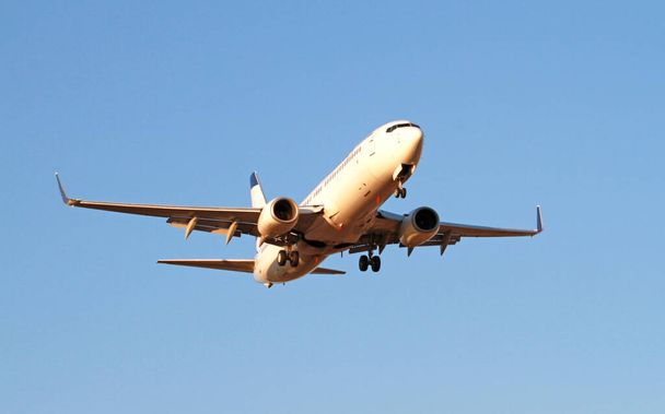 aproximación de aterrizaje de un avión de pasajeros - Foto, imagen