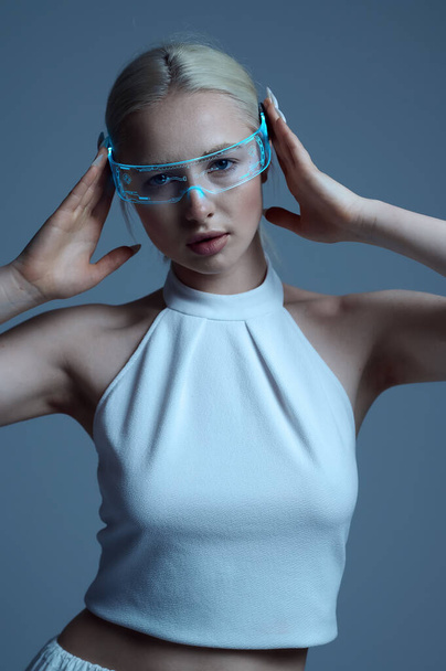 Sexual futuristic woman in modern glasses - Foto, afbeelding