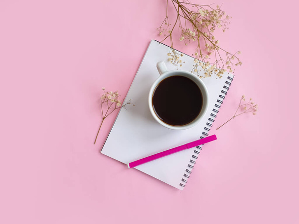 notatnik filiżanki kawy, cygańska kwiat na kolorowe tło - Zdjęcie, obraz