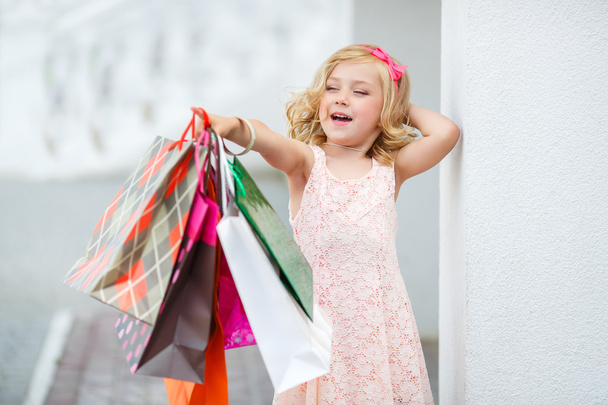 Little girl fashion with packages at the Mall. - Foto, Imagem