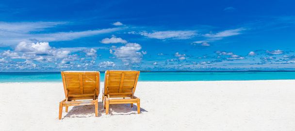 όμορφη τροπική παραλία με ξαπλώστρες - Φωτογραφία, εικόνα