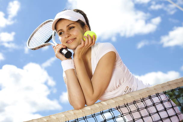 Tenis ızgara duran kadın - Fotoğraf, Görsel