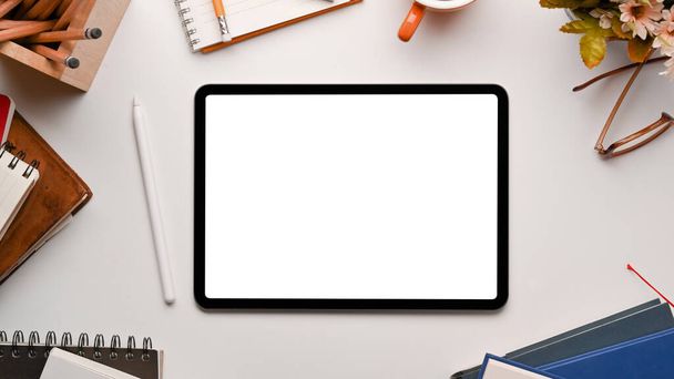 Draufsicht auf kreativen Designerarbeitsplatz mit digitalem Tablet und Bürobedarf auf weißem Schreibtisch - Foto, Bild