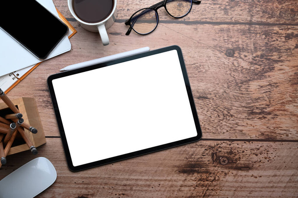 Maquette tablette numérique avec écran blanc sur bureau en bois. Vue du dessus. - Photo, image