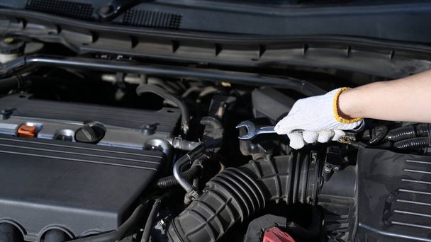 Крупним планом механічний ремонт двигуна автомобіля в гаражі автомобіля
. - Фото, зображення