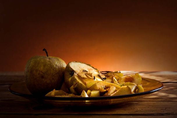 apples in a glass plate on wooden table - Foto, Imagen