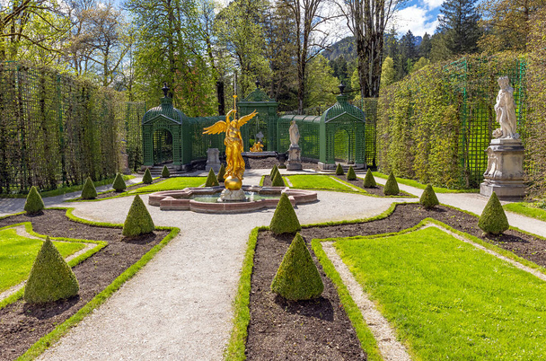 Almanya 'nın Bavyera kentindeki Linderhof Sarayı' nın fıskiyesi ve heykelleriyle parkın bir kısmı, eski Kral II. Ludwig 'in kalelerinden biri..  - Fotoğraf, Görsel