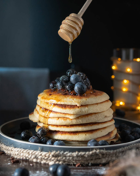 beautiful homemade pancakes with stringy honey, fresh berries and dark chocolate - Fotoğraf, Görsel