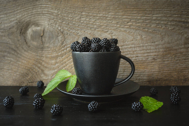 blackberries, fresh berries, wooden background, vegetarian food - Foto, afbeelding