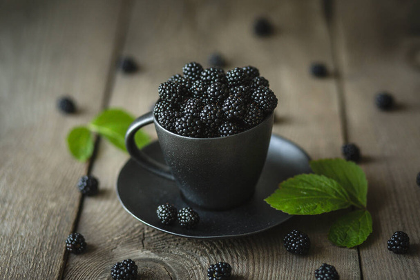 blackberries, fresh berries, wooden background, vegetarian food - Foto, afbeelding